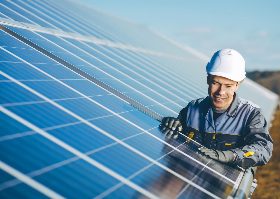 Installateur de panneaux solaires sur le toit d'une maison